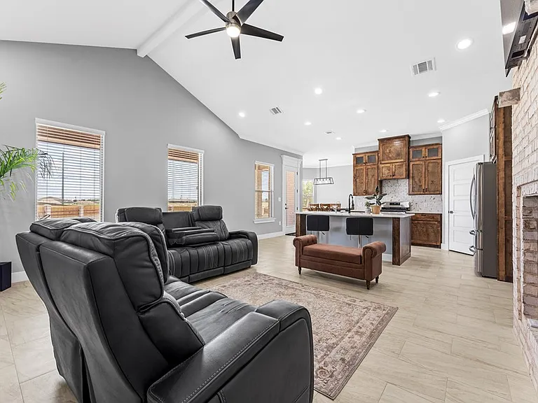 1001 Sparhawk Dr — Photo 4