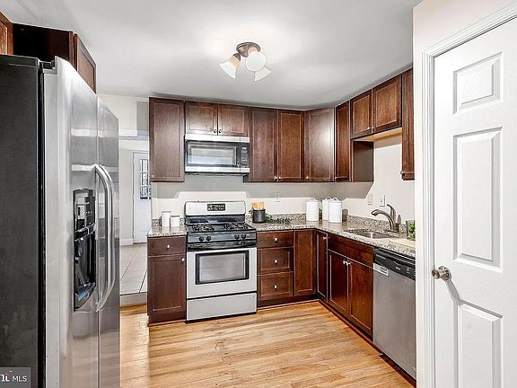 Full kitchen with washer/dryer