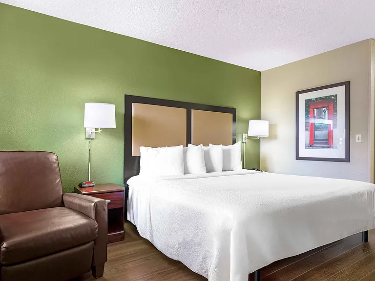 Deluxe Studio - 1 King Bed