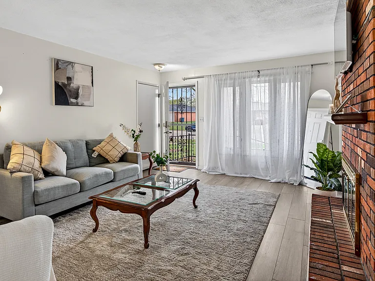 2429 Lawrence Ave — Photo 8
