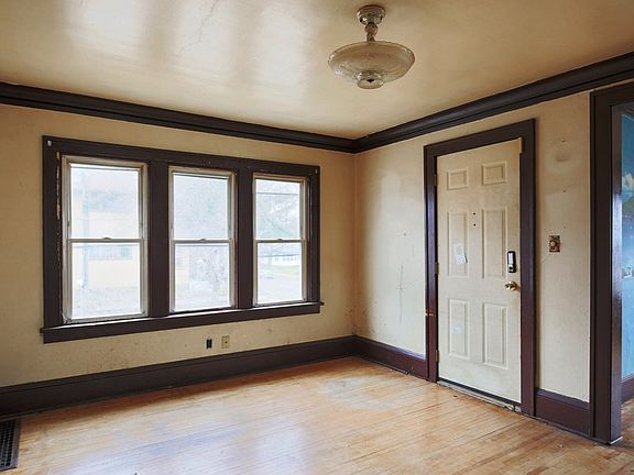 2nd image of 697 Hawthorne Ave E