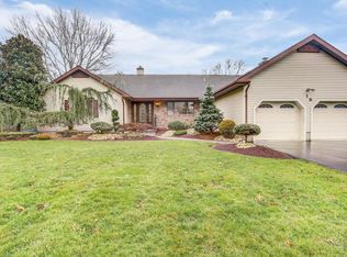 19 Manor Ct, Manalapan, NJ 07726