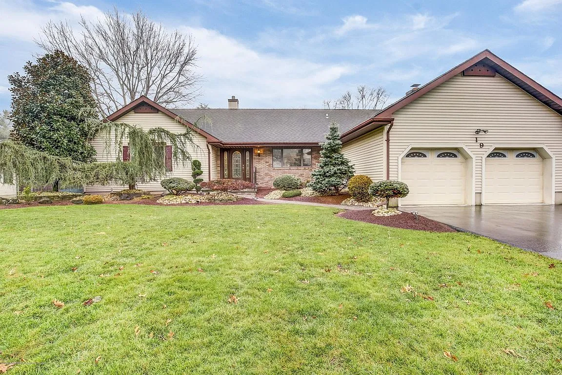 19 Manor Ct photo 1