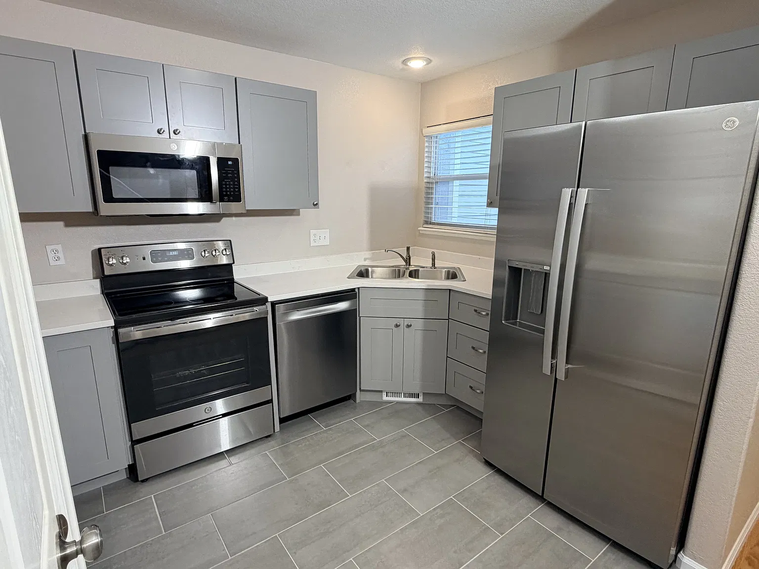 3 bed, 2.5 bath, 1557 sqft, $2,300 — Photo 4