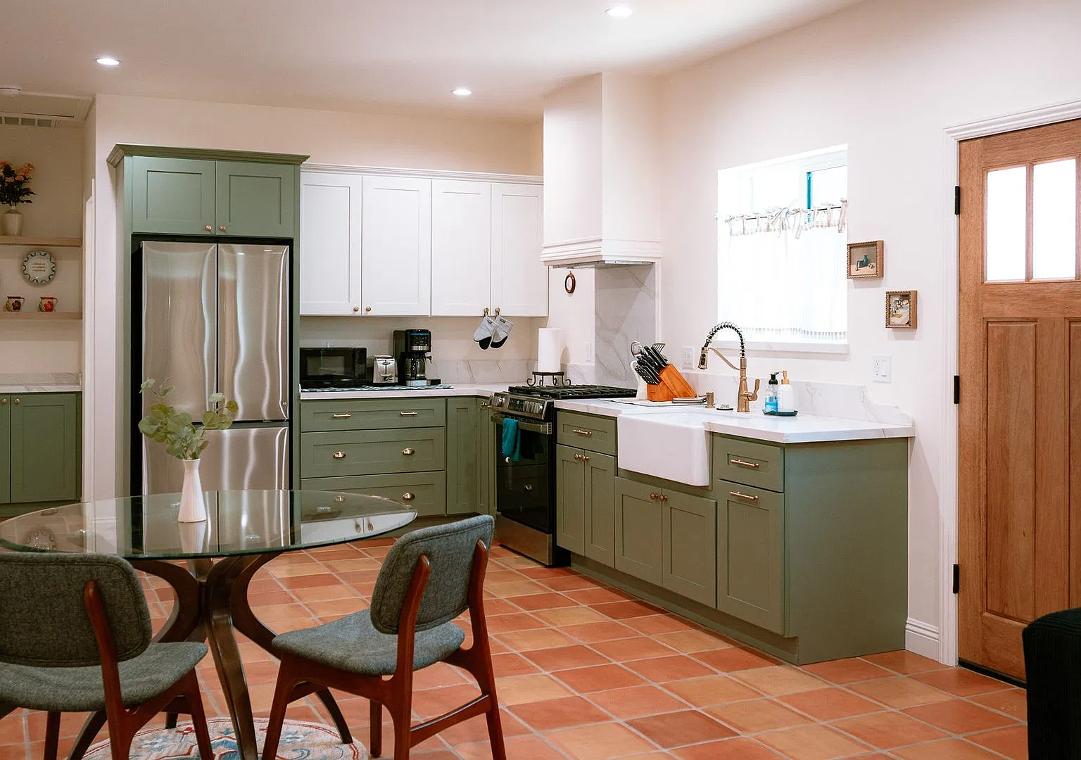 Contemporary 3-Bedroom ADU with Private Entrance in Monrovia ! — Photo 2