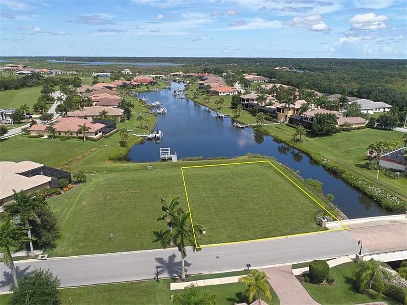 Beautiful 180 degree view of water - one bridge to the River!