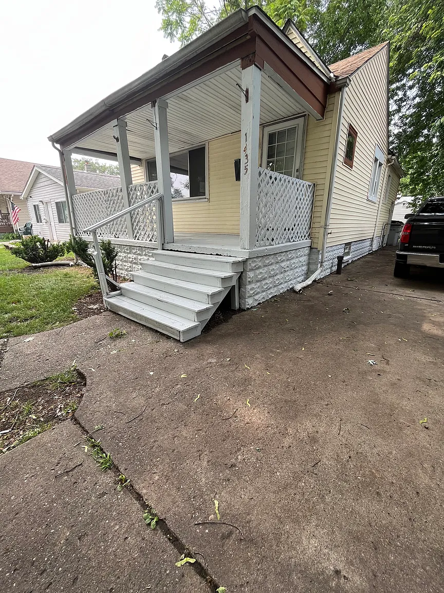 1435 E George Ave photo 1