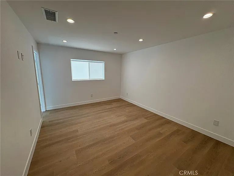 14165 Calvert St — Photo 10