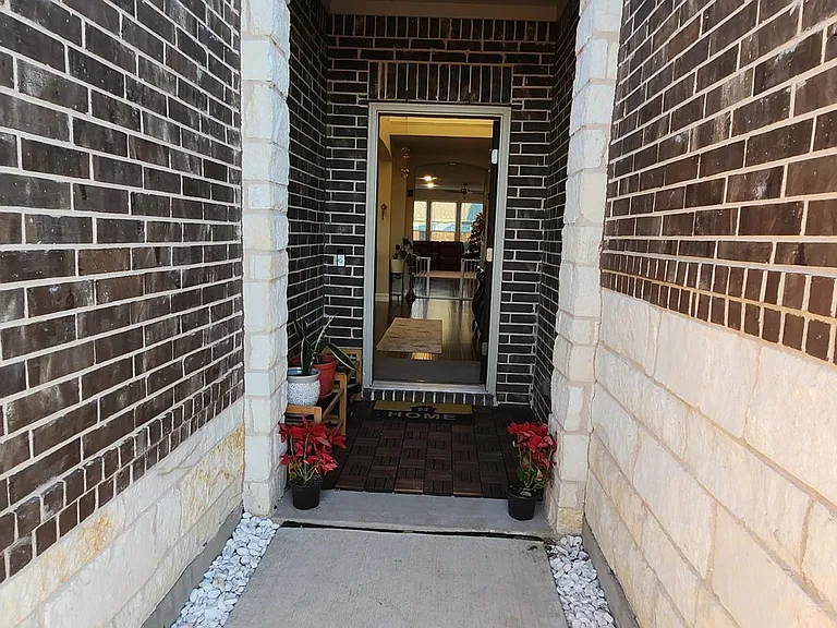 5901 Silverhollow Dr — Photo 19