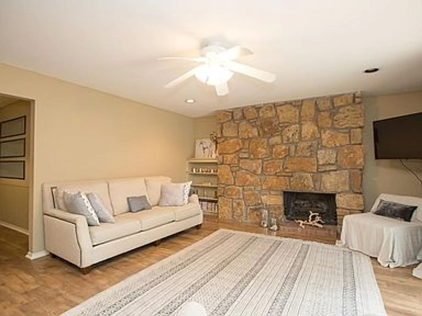 No Pets Allowed: Wonderful 2 Bedroom, 2 Bath Duplex Unit Has Been Well-Maintained. Quiet Midtown ... — Photo 2