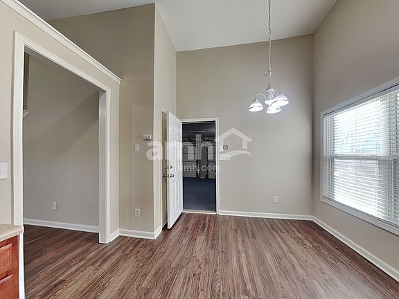 4th image of 2617 Woodford Ln