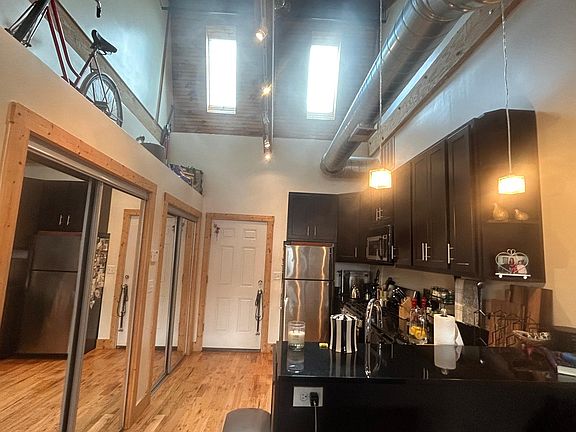 4th image of 1049 N Paulina St APT 3F
