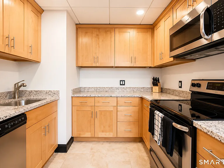 196 Crown St #5F — Photo 9