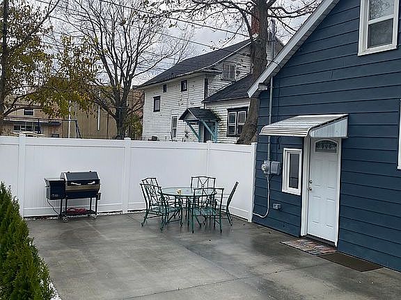 3rd image of 609 E Danaher St