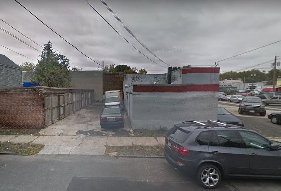 2nd image of 225 Mallory Ave