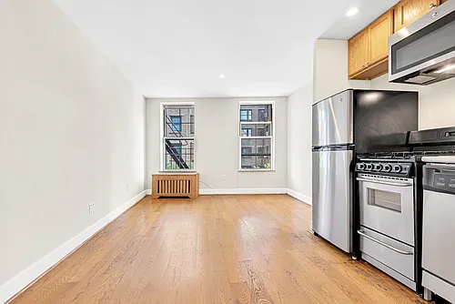 98 Christopher St Photo 1