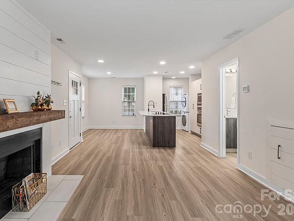 4th image of 1525 Briar Creek Rd APT B