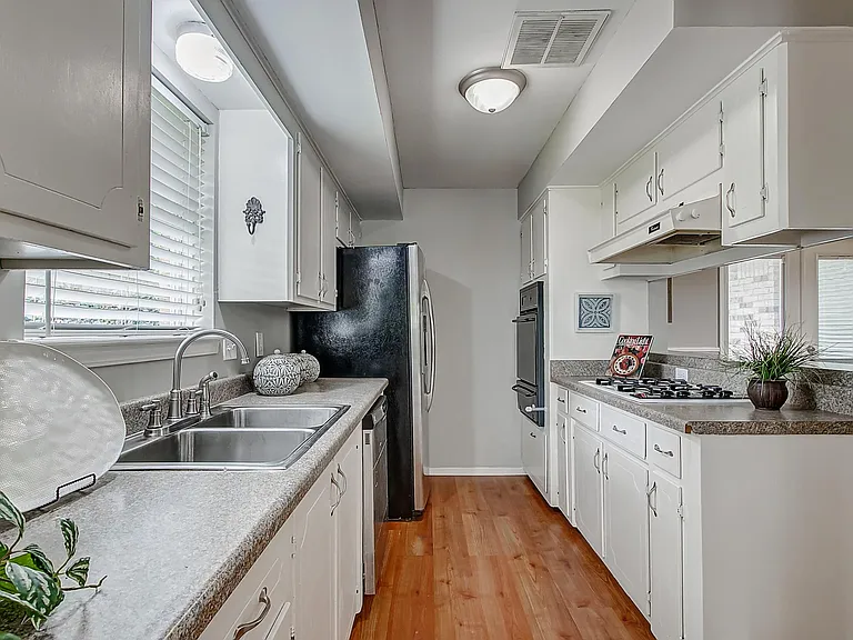 6014 De Lange Ln — Photo 13