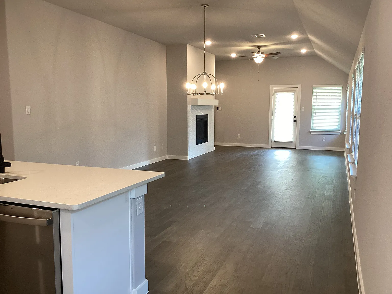 3 bed, 1914 sqft, $2,695 — Photo 4