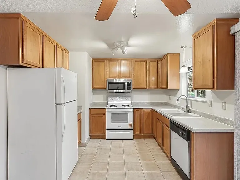 149- 1735, 1737 NE Wichita Way — Photo 19