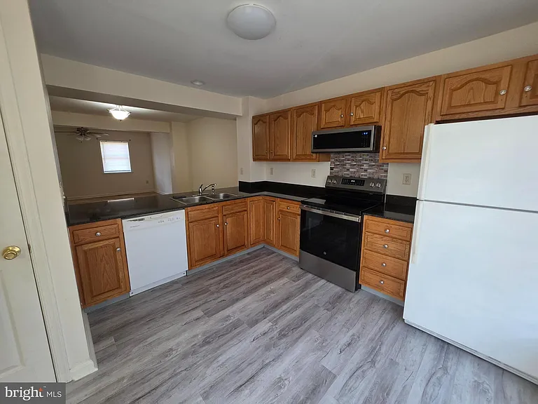 218 E North St — Photo 3