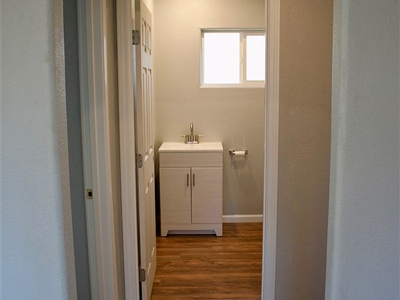 5th image of 204 Greenwood St