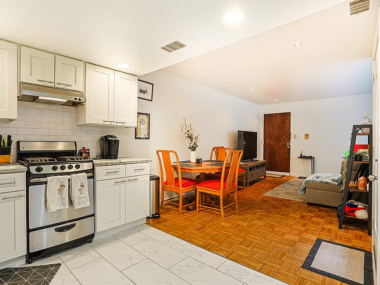 249 Queen St #2 — Photo 4