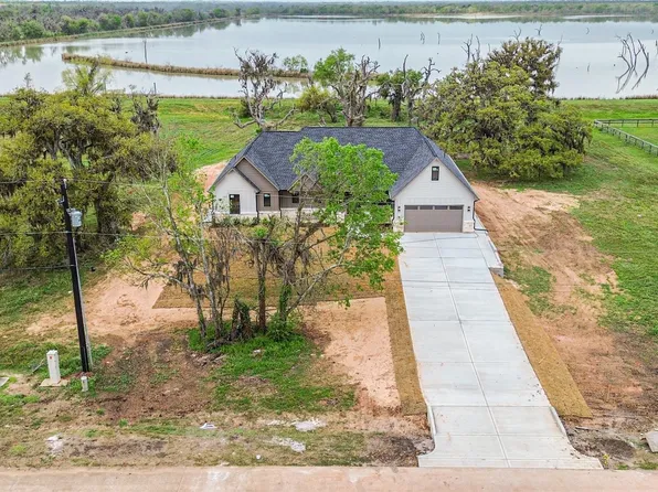 250 Pony Trl, Angleton, TX 77515