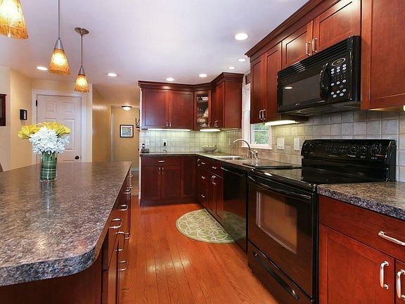 4th image of 31 Shady Lane Dr