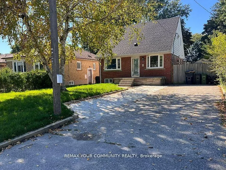 16 Robertsfield Cres — Photo 1