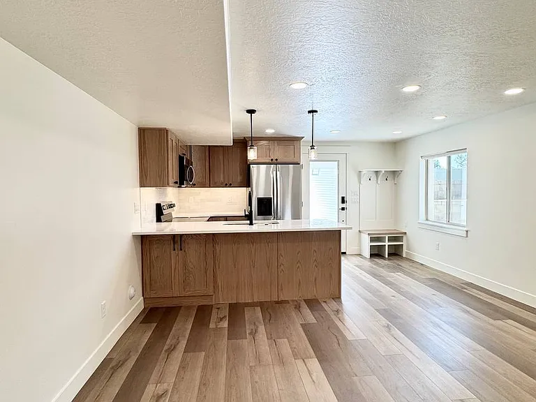 698 S Lake View Dr #B — Photo 3