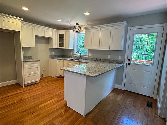 2nd image of 40 Winchester Ln #33