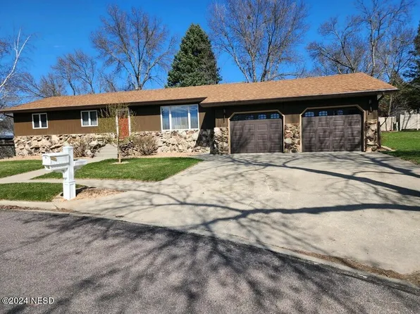 4 Dart Dr, Watertown, SD 57201