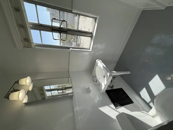 Chateau Nob Hill Apartments, 2430 Ocean View Ave APT 101, Los Angeles, CA 90057