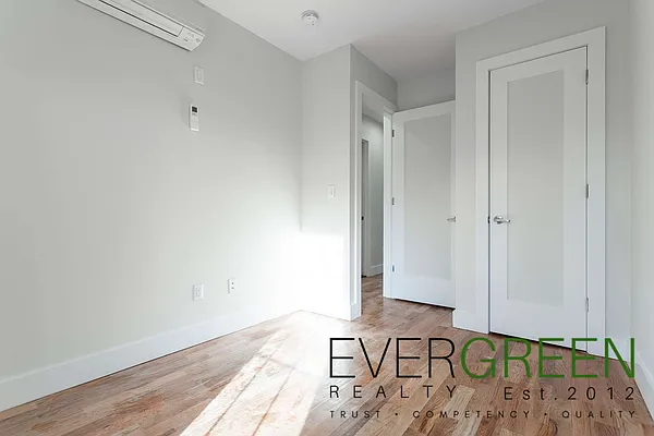 Rented by Evergreen Apartments BK | media 7
