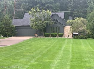 963 S Duck Lake Rd, Milford, MI 48381
