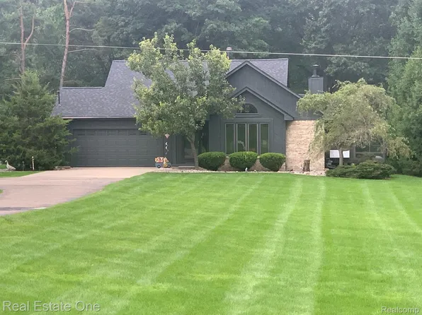 963 S Duck Lake Rd, Milford, MI 48381
