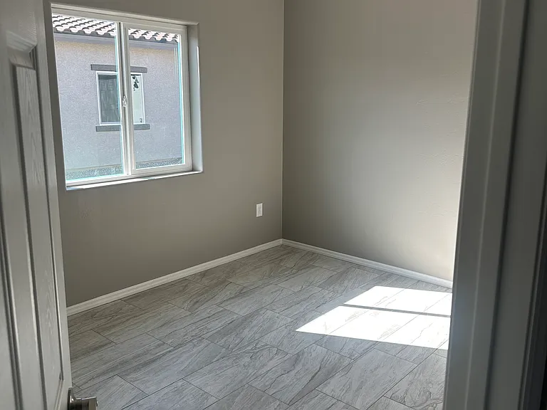 1133 N 14th Ave — Photo 4