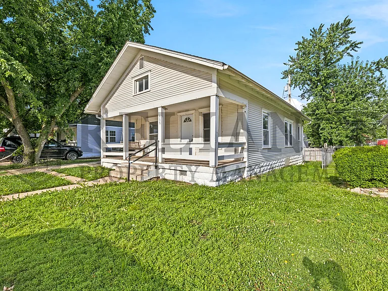 619 Houser Dr — Photo 2