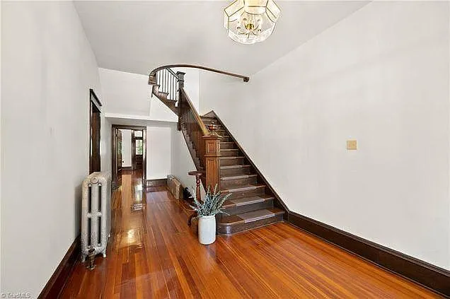1188 W 4th St #1 — Photo 4