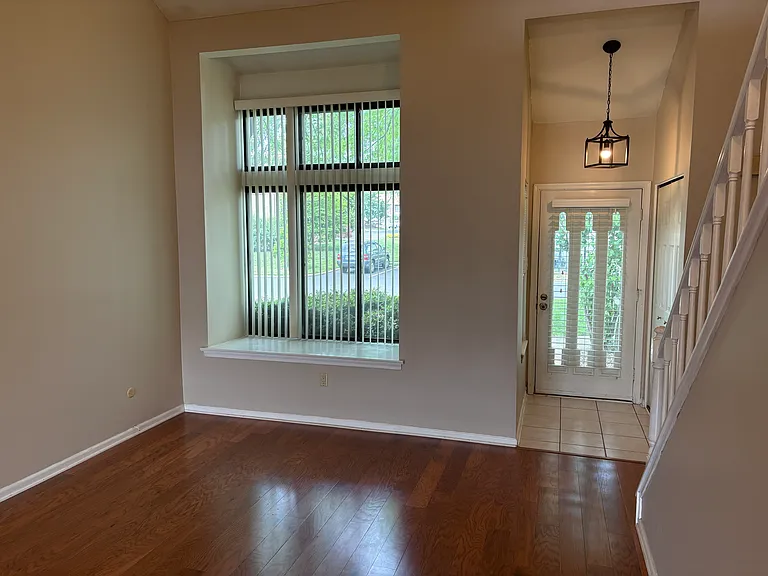 323 Milford Ct — Photo 8