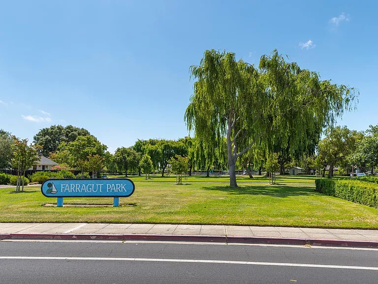 Farragut park is a 2mn walk from the house through a special passageway.