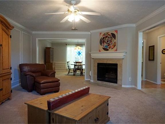 4th image of 2112 Augusta Dr