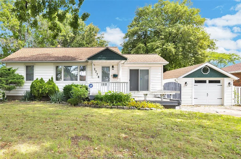 4 bed, $2,800 — Photo 1