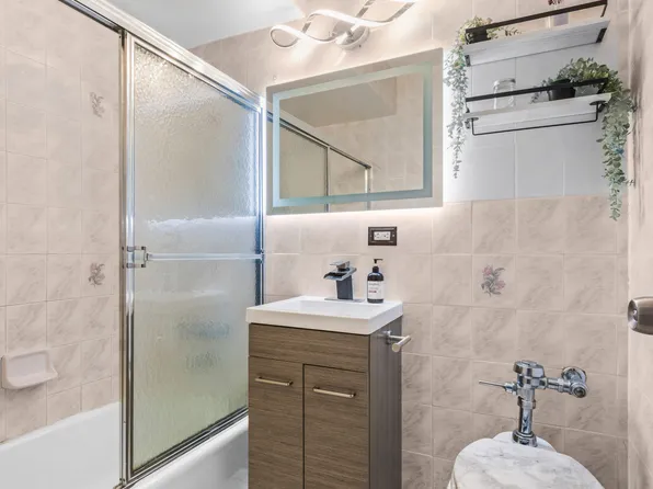 1874 Pelham Parkway South image 4 of 8