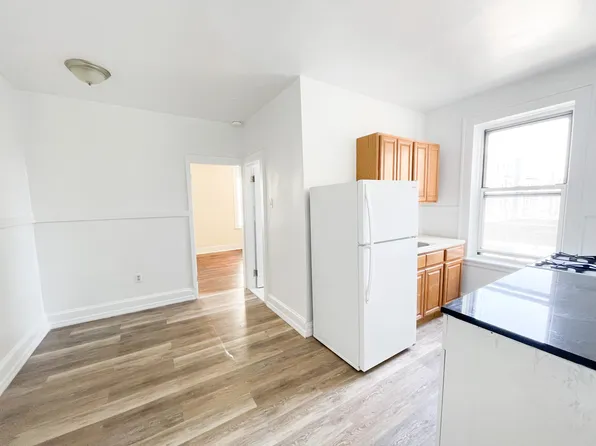 21-42 28th St, Astoria, NY 11105