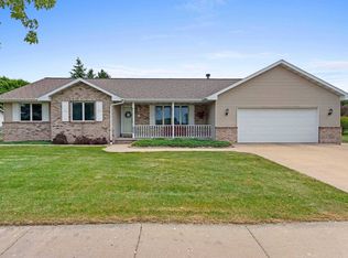 1608 Vandenbroek Rd, Little Chute, WI 54140