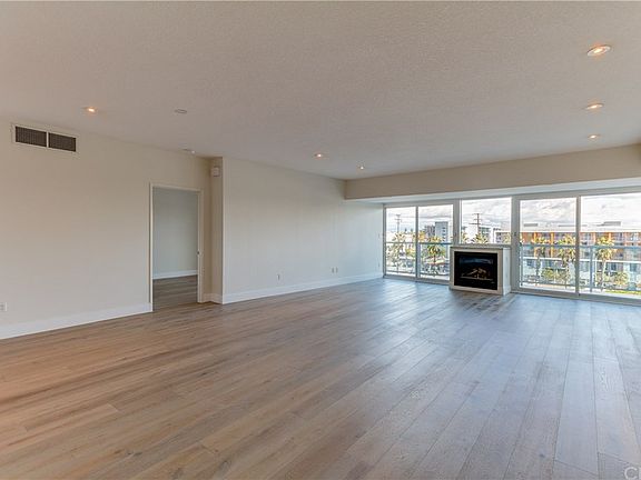 5th image of 13600 Marina Pointe Dr Unit 505