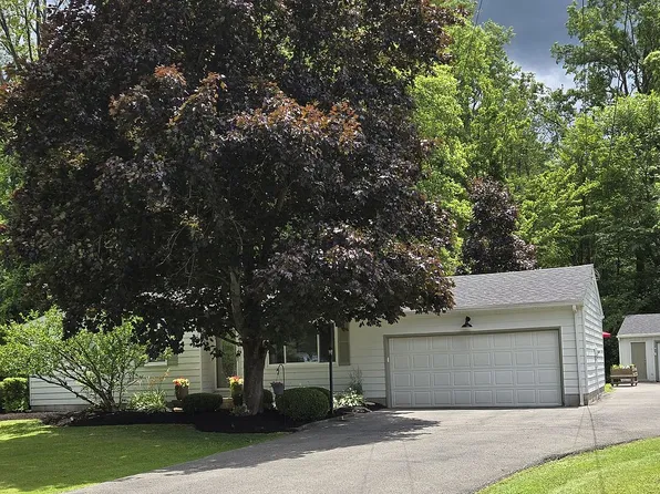 17935 Glendale Ave, Lake Milton, OH 44429