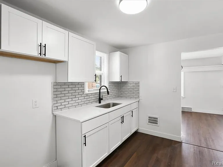 15829 Minock St — Photo 10